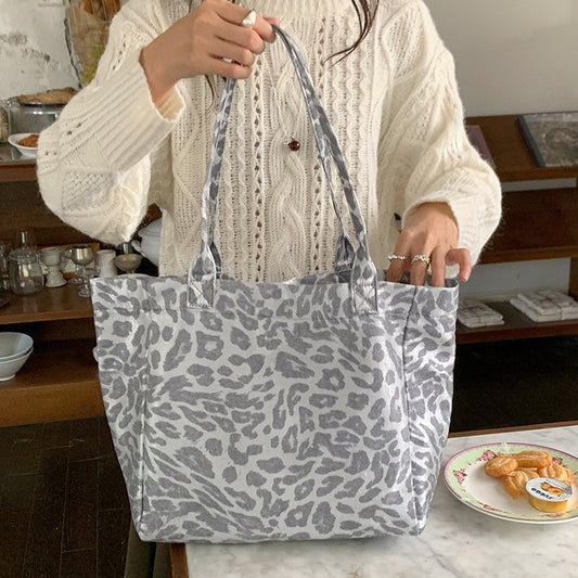 Korean-style silver-white leopard print casual single shoulder bag for women 2025 autumn new arrivals versatile commuting crossbody bag with large capacity