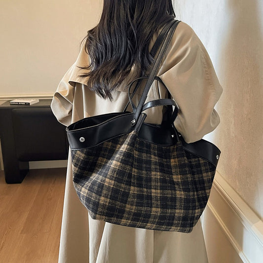 2025 Autumn New Korean Retro Handheld Shoulder Bag, niche fashion design, plaid large capacity tote bag