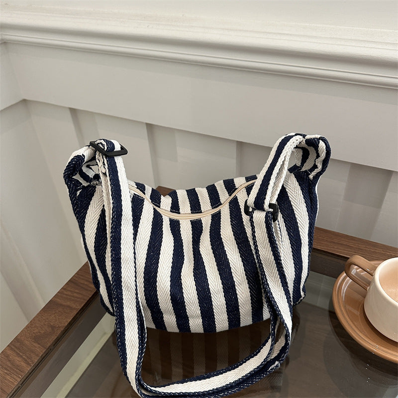 Korean version of small fresh contrasting striped shoulder bag, large capacity tote bag, new single shoulder armpit bag, artistic crossbody bag