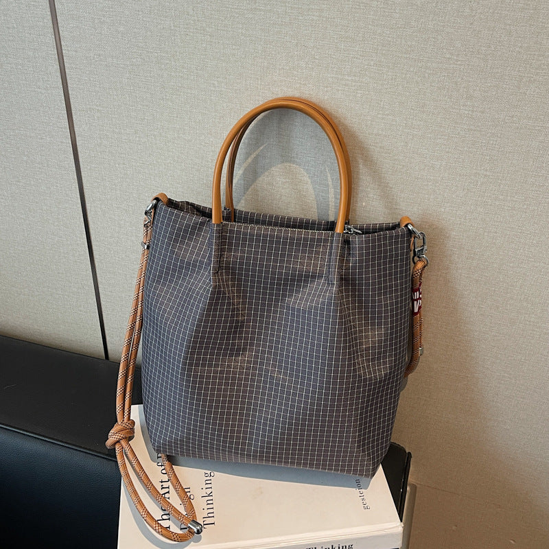 2025 new grid pattern waterproof nylon shoulder bag for women, large capacity water bucket bag, tote bag, urban leisure commuting crossbody bag