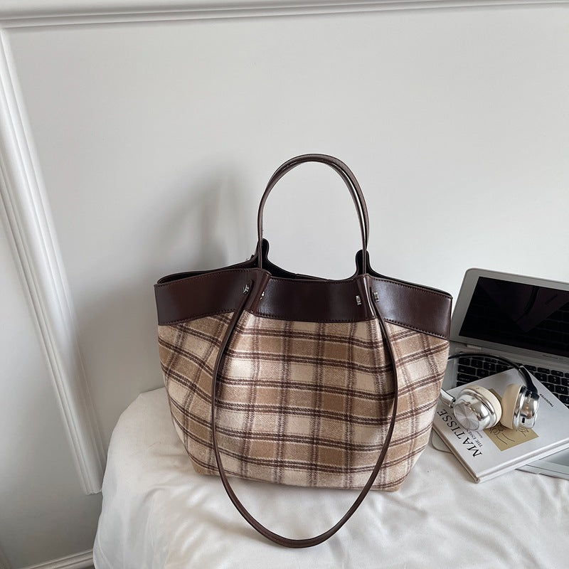 2025 Autumn New Korean Retro Handheld Shoulder Bag, niche fashion design, plaid large capacity tote bag