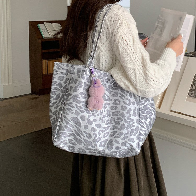 Korean-style silver-white leopard print casual single shoulder bag for women 2025 autumn new arrivals versatile commuting crossbody bag with large capacity