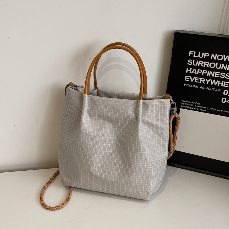 2025 new grid pattern waterproof nylon shoulder bag for women, large capacity water bucket bag, tote bag, urban leisure commuting crossbody bag