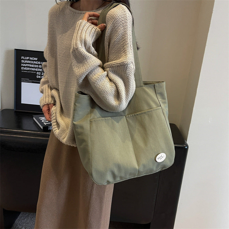 High end canvas bag for women, large capacity, new design for autumn and winter 2025, Japanese students' simple class commuting shoulder bag