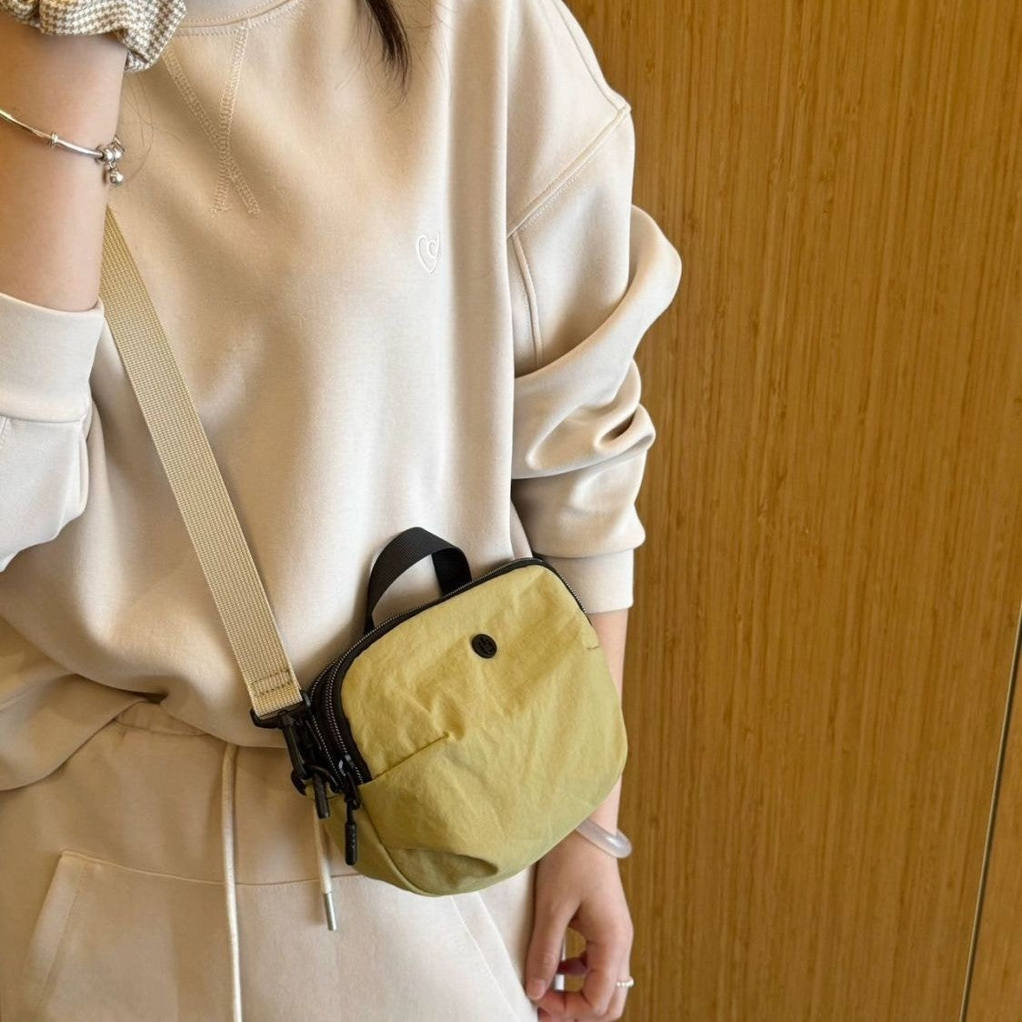 2025 New Cute Phone Bag Universal Lightweight Crossbody Bag Small Apple Multi-Layer Mini Fabric Bag Large Capacity