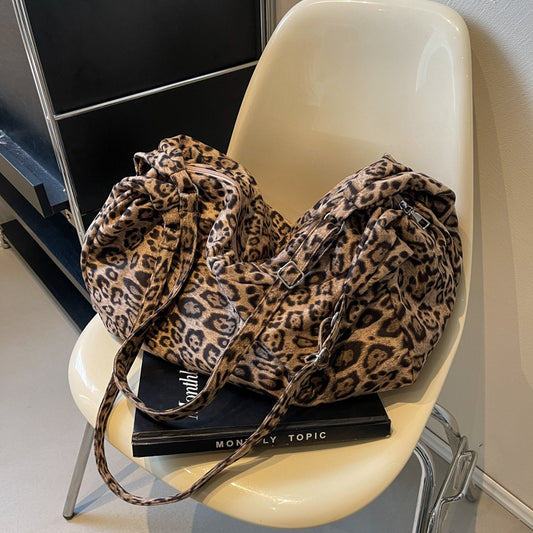 Leisure commuting large capacity retro bag for women 2025 new autumn and winter versatile crossbody bag, single shoulder tote bag