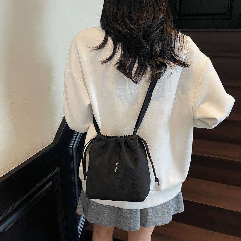 Summer casual versatile drawstring Oxford cloth bucket bag, women's 2025 new niche artistic crossbody bag, mobile phone bag