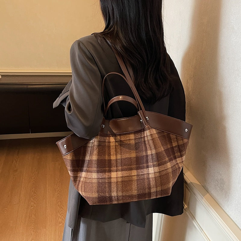 2025 Autumn New Korean Retro Handheld Shoulder Bag, niche fashion design, plaid large capacity tote bag