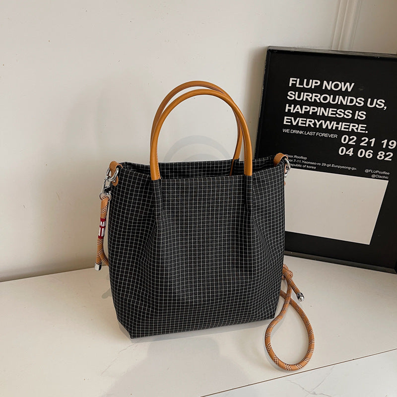 2025 new grid pattern waterproof nylon shoulder bag for women, large capacity water bucket bag, tote bag, urban leisure commuting crossbody bag